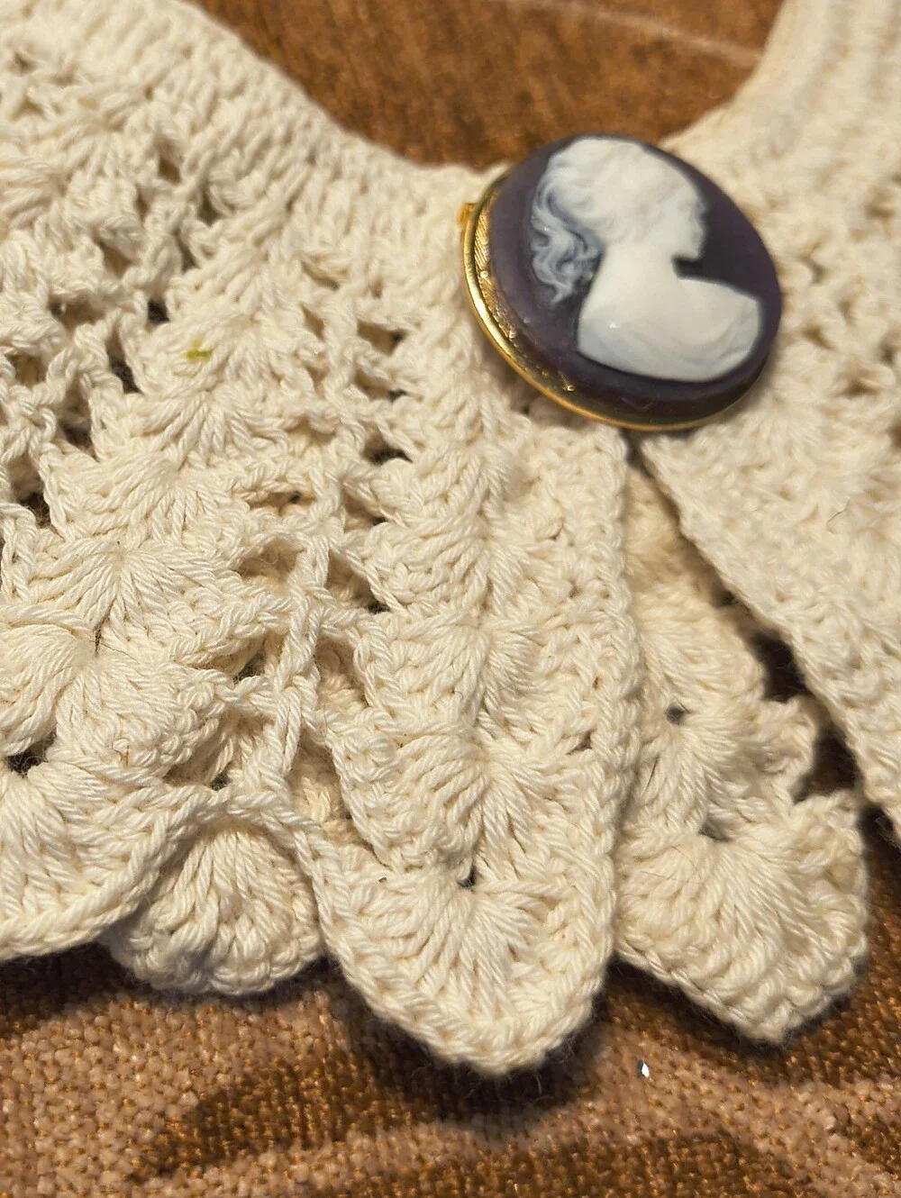 Vtg Crocheted Ecru Lace Victorian Collar Handmade USA Vtg Cameo Purple Brooch - Picture 3 of 5